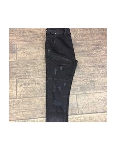 Erkek siyah kot kot pantolon cebinde