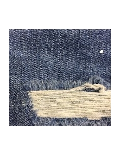 Short en jean bleu pour homme avec des coupes 2