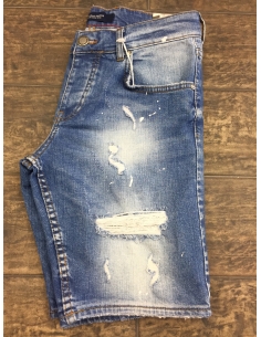 Beyaz renkte kot pantolon ve kot pantolon