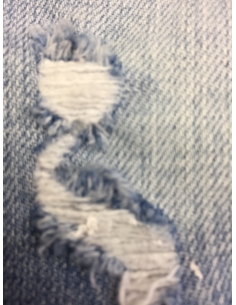 Short en denim bleu pour hommes avec des nuances et des coupes blanches 2