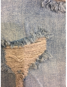 Short en jean bleu pour homme avec des coupes 2