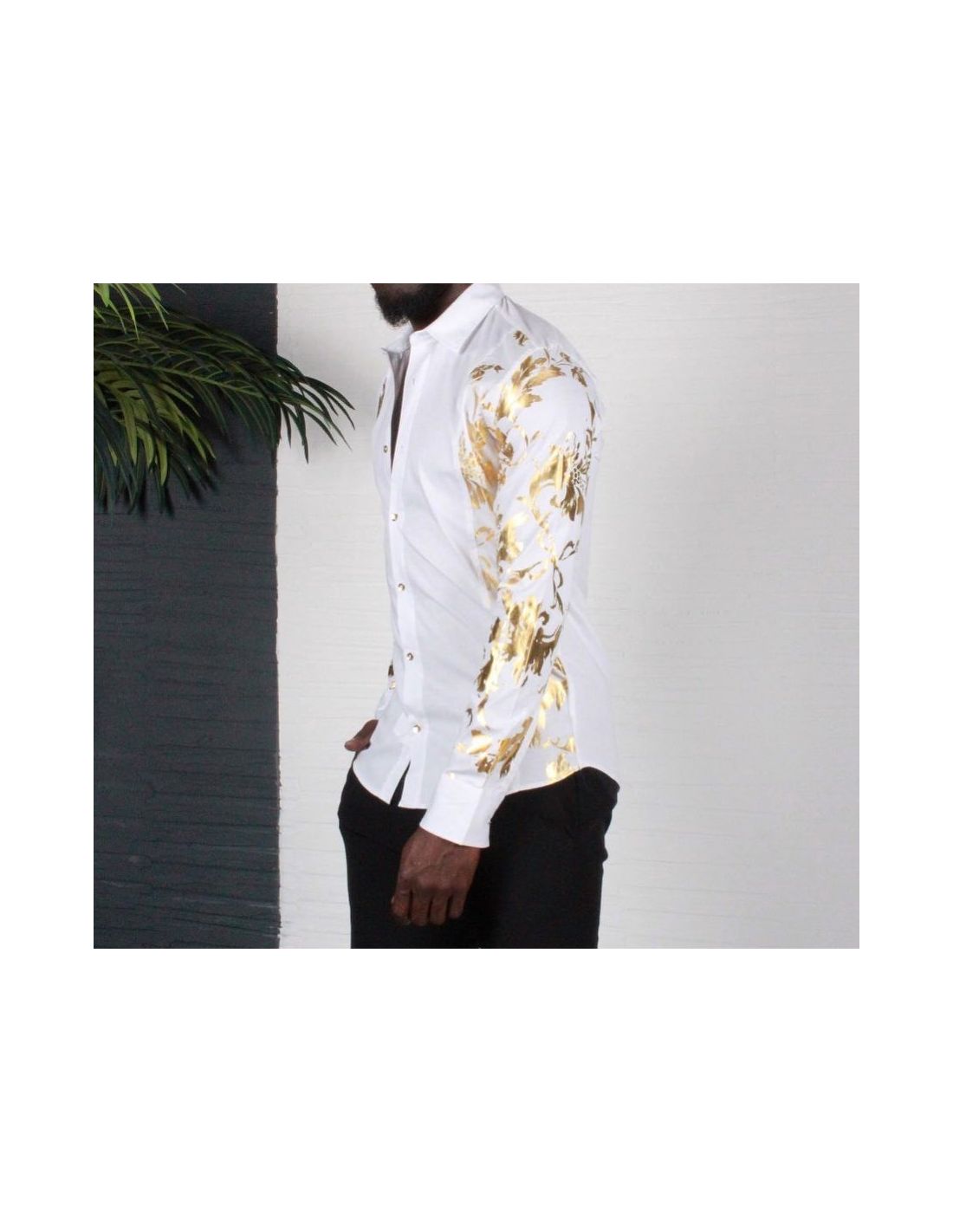 Chemise blanche pour homme avec motif de couleur or sur les épaules