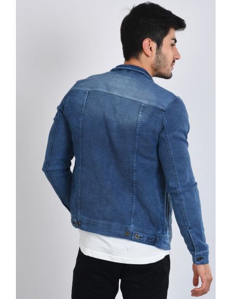 Veste en jean bleu foncé à l'épaule